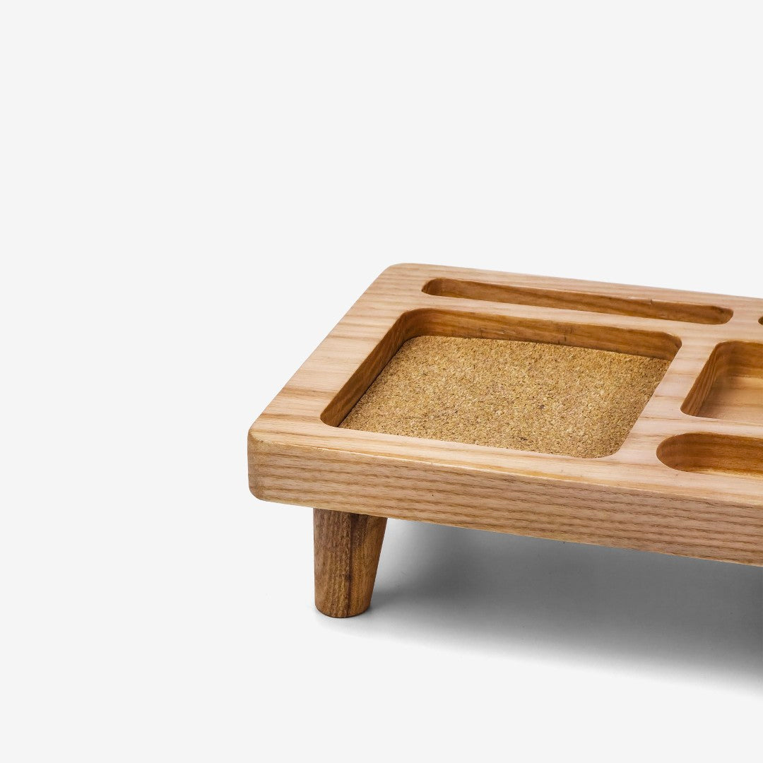 Khay gỗ xếp đồ bàn làm việc – “Ban Tổ Chức” từ Peanut's Woodworks