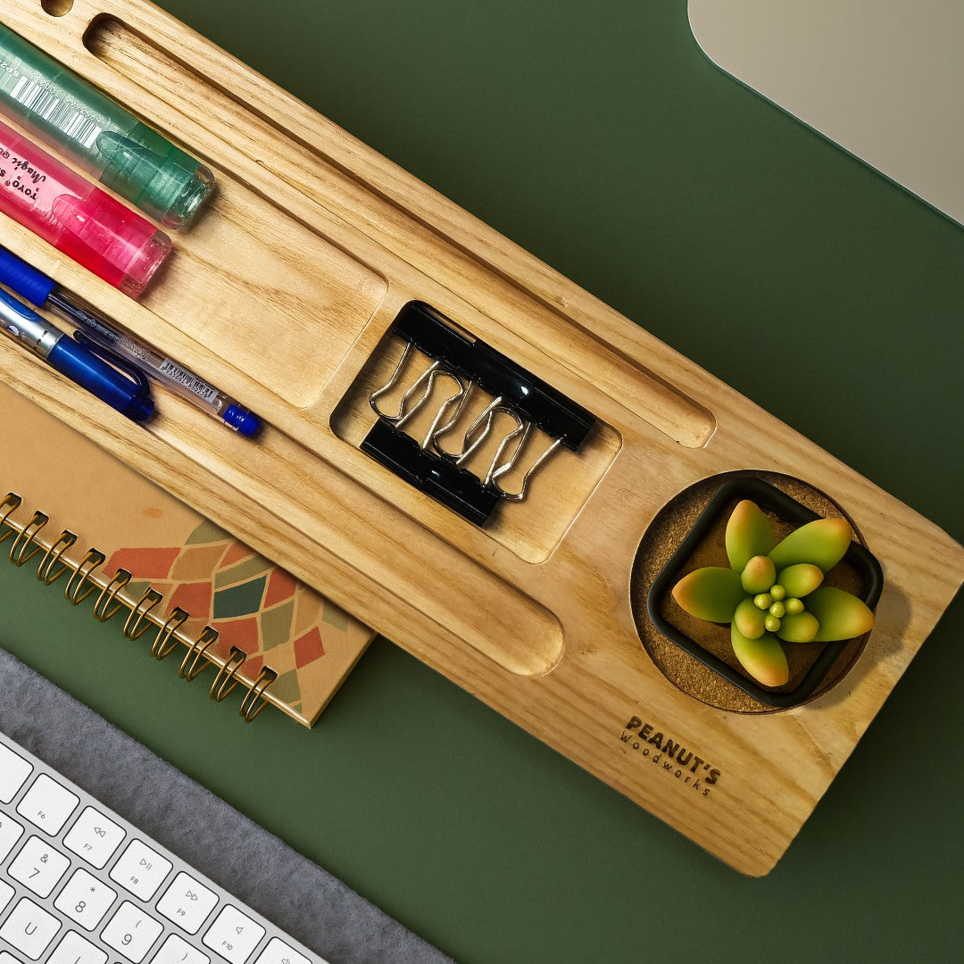 Khay gỗ xếp đồ bàn làm việc – “Ban Tổ Chức” từ Peanut's Woodworks