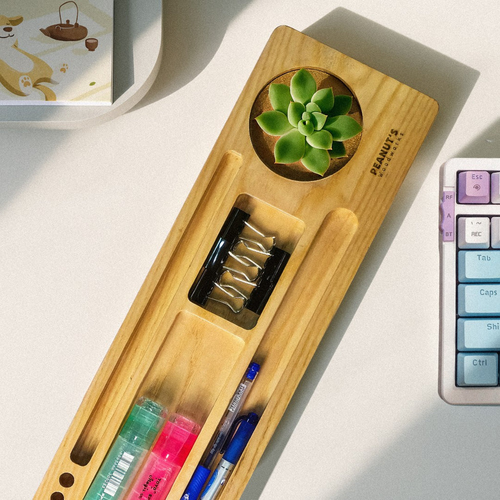 Khay gỗ xếp đồ bàn làm việc – “Ban Tổ Chức” từ Peanut's Woodworks
