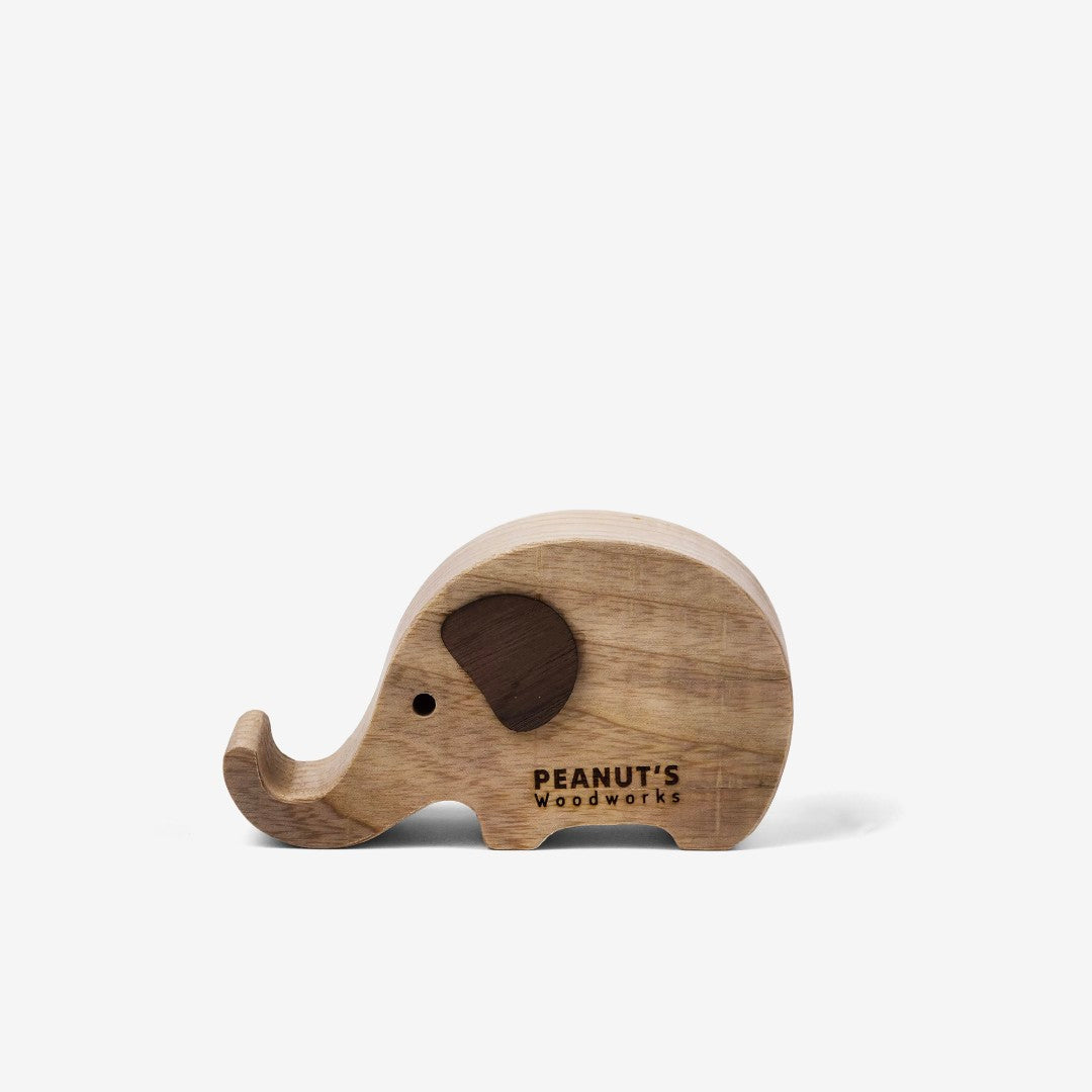 Đế gỗ gác điện thoại hình voi – “Cellephant” từ Peanut's Woodworks