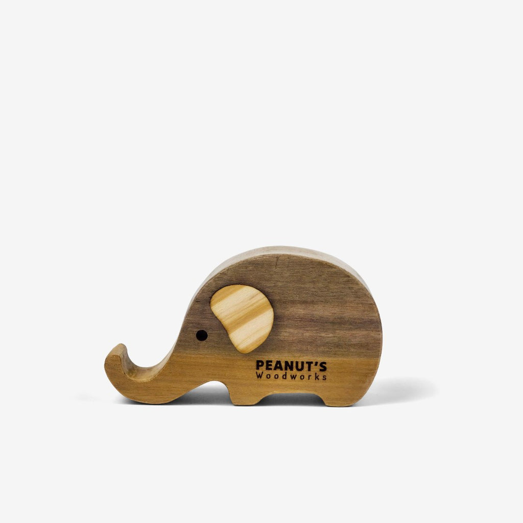Đế gỗ gác điện thoại hình voi – “Cellephant” từ Peanut's Woodworks