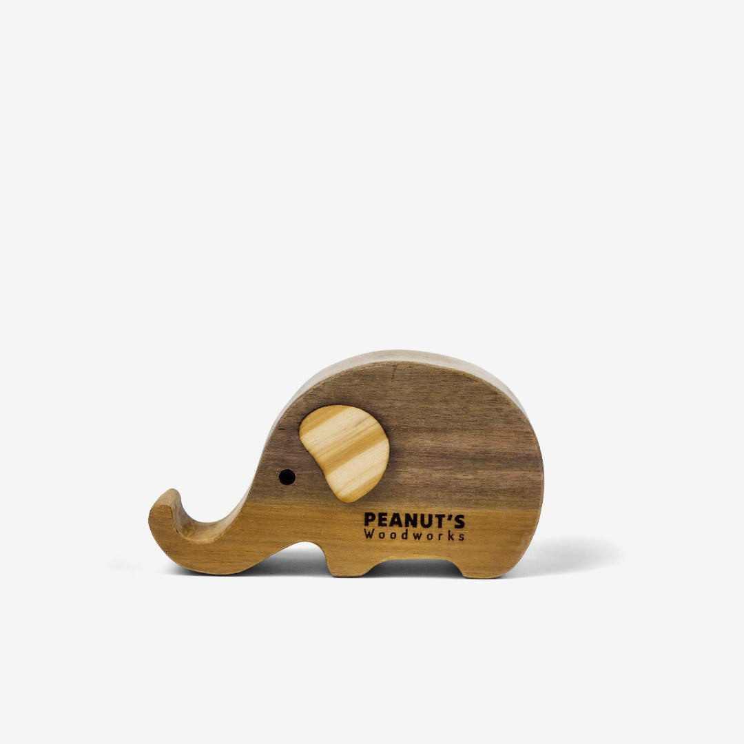 Đế gỗ gác điện thoại hình voi – “Cellephant” từ Peanut's Woodworks