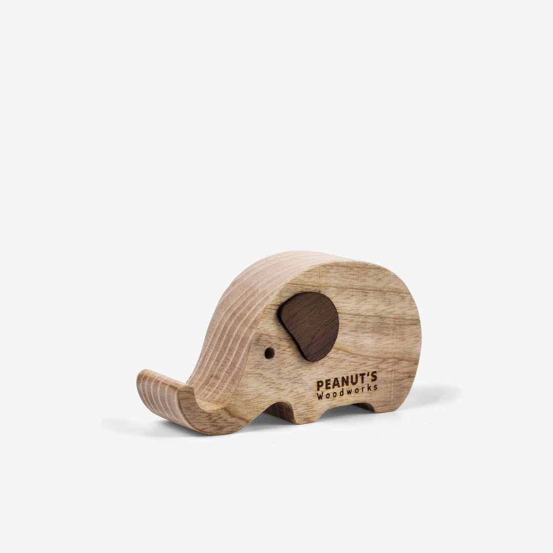 Đế gỗ gác điện thoại hình voi – “Cellephant” từ Peanut's Woodworks