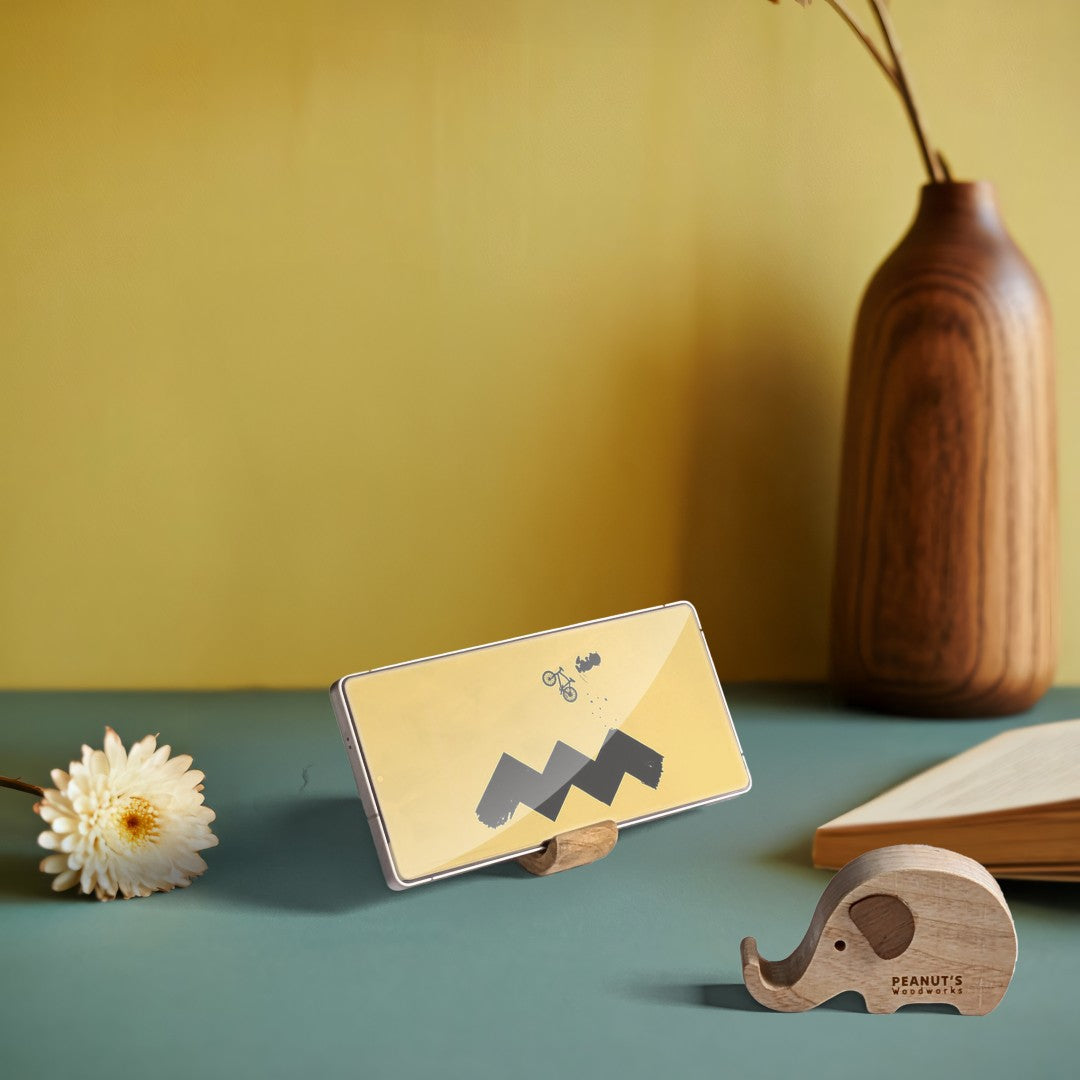 Đế gỗ gác điện thoại hình voi – “Cellephant” từ Peanut's Woodworks