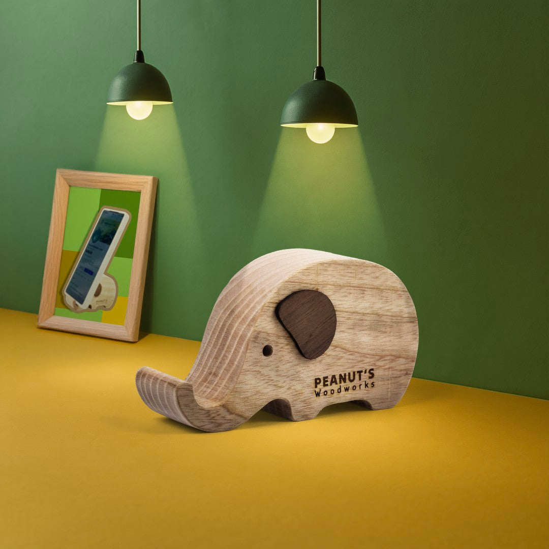 Đế gỗ gác điện thoại hình voi – “Cellephant” từ Peanut's Woodworks