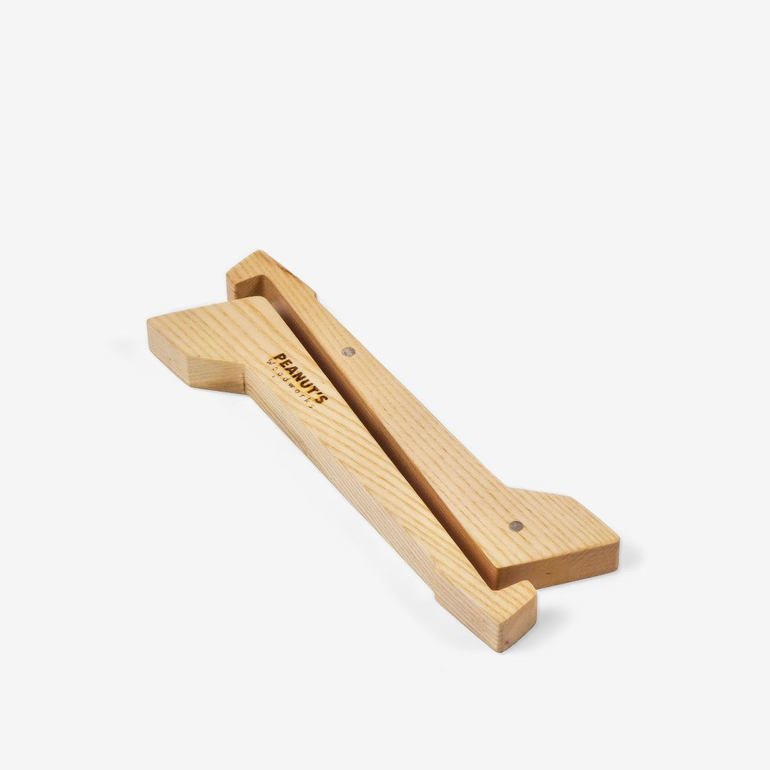Đế kê laptop nghiêng giúp tản nhiệt – “Overstand” từ Peanut’s Woodworks
