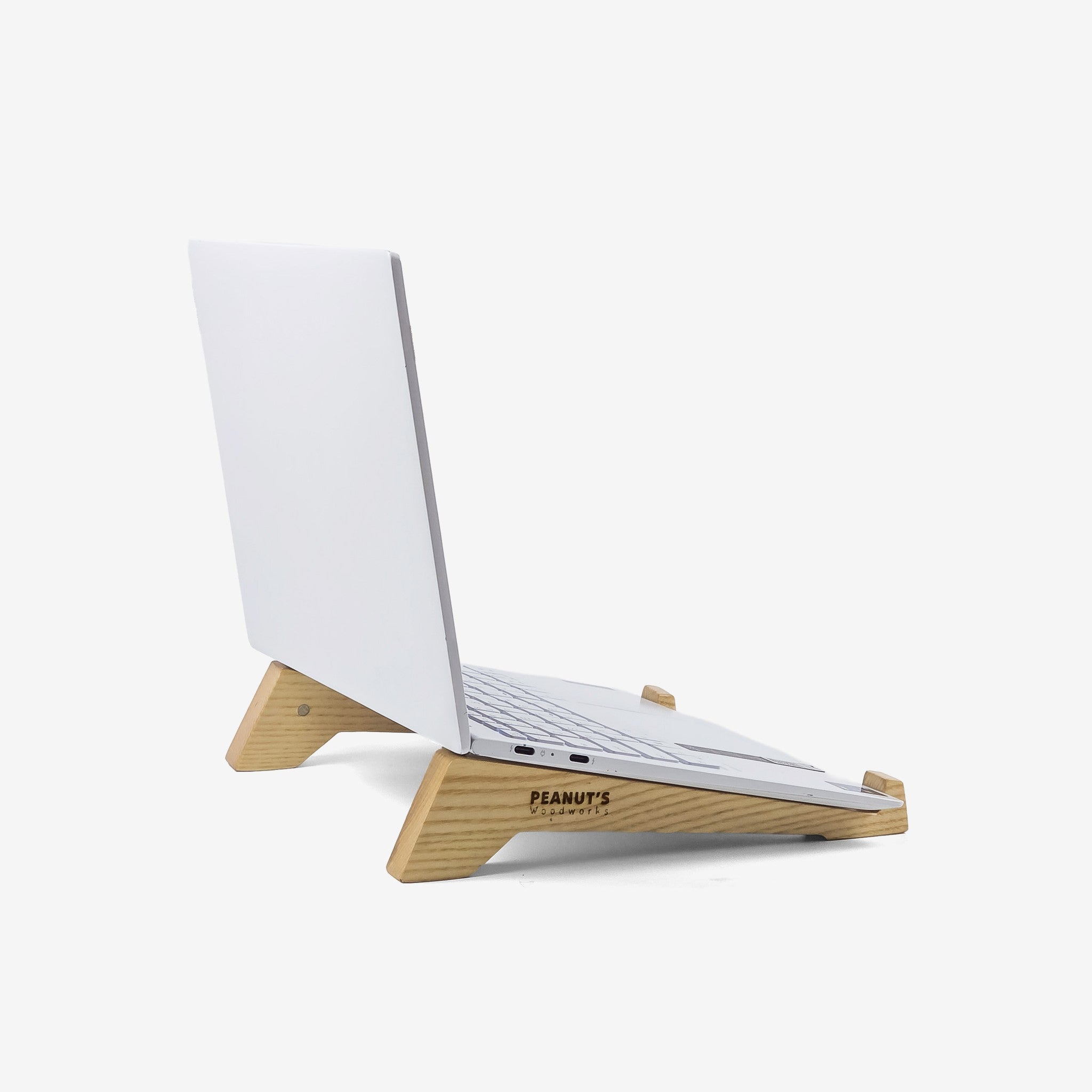 Đế kê laptop nghiêng giúp tản nhiệt - "Overstand" từ Peanut’s Woodworks