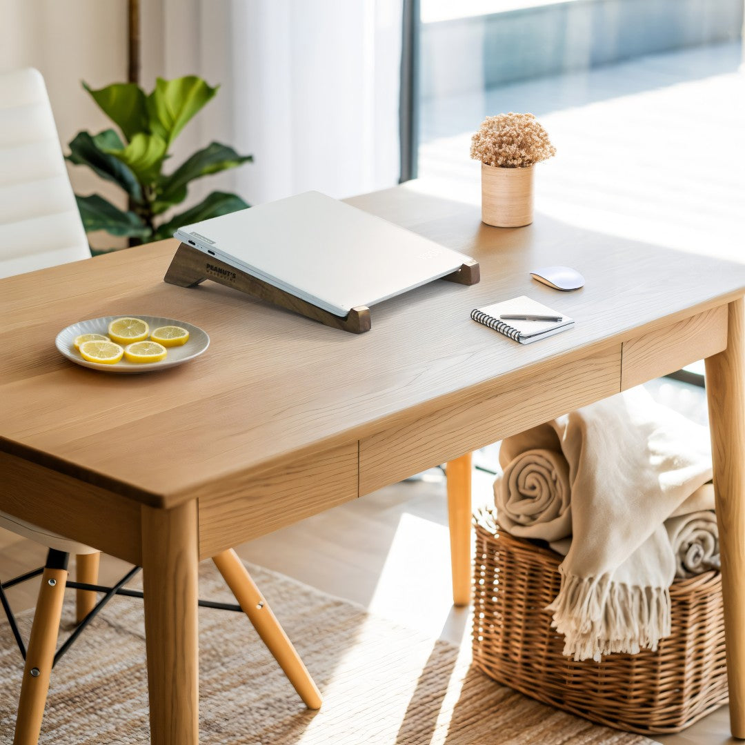 Đế kê laptop nghiêng giúp tản nhiệt – “Overstand” từ Peanut’s Woodworks
