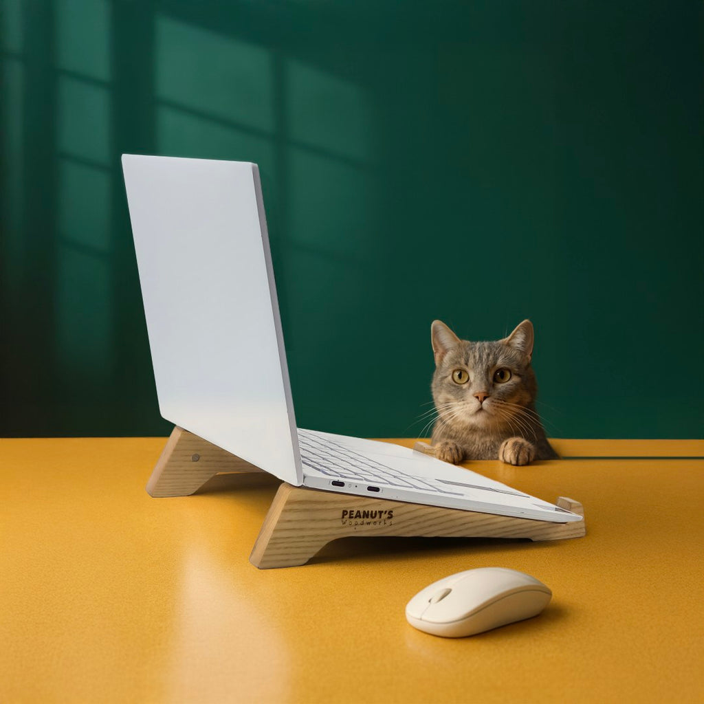 Đế kê laptop nghiêng giúp tản nhiệt – “Overstand” từ Peanut’s Woodworks