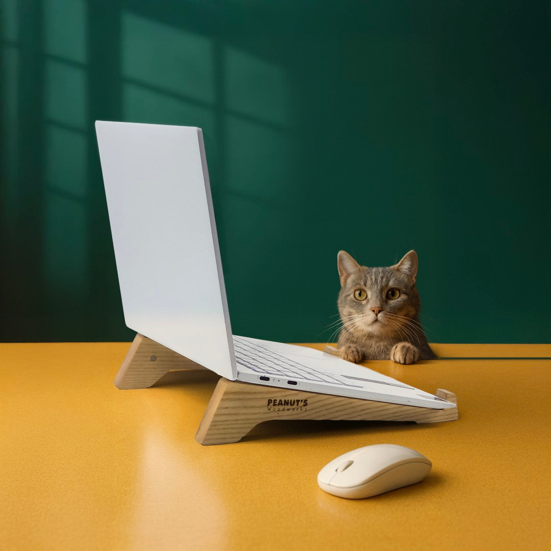 Đế kê laptop nghiêng giúp tản nhiệt – “Overstand” từ Peanut’s Woodworks